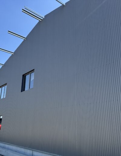 Dispano LE HAILLAN - pose bardage en cours chantier 20250410_124050931_iOS