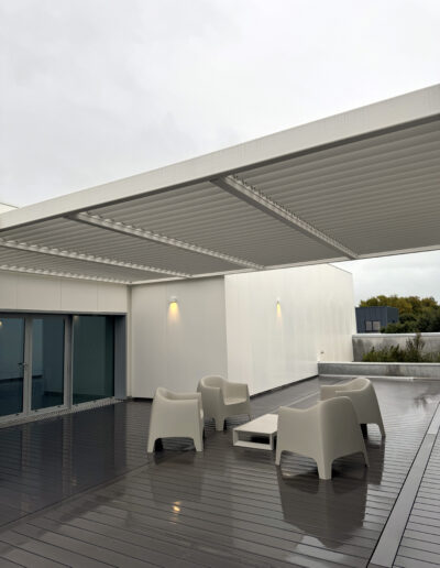 Pergola brise-soleil LABORATOIRE THEA-BENAC La Rochelle 20240926_084454785_iOS